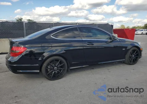 2013 Mercedes-Benz C 250 z USA, uszkodzony, nr VIN WDDGJ4HB8DG028124